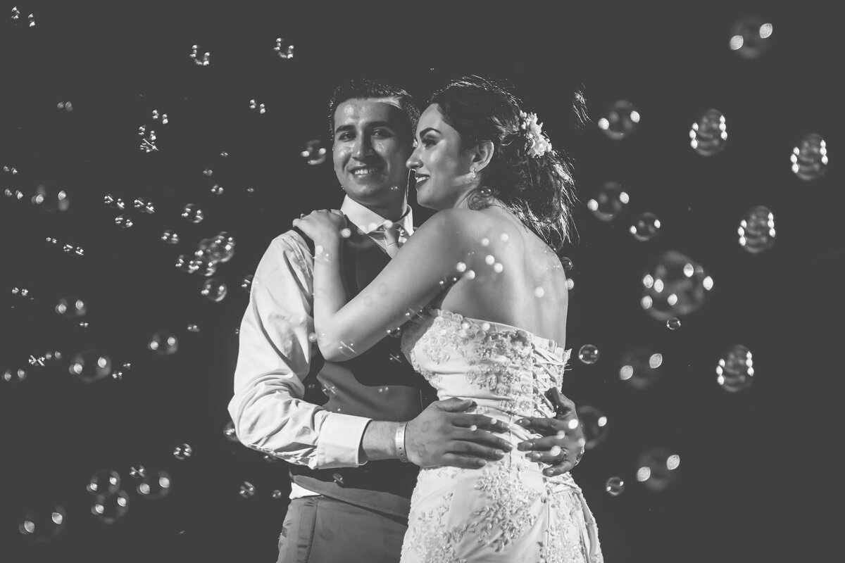 Balončići i niski dim za vjenčanje - specijalni efekti rasvjeta prvi ples mladenaca