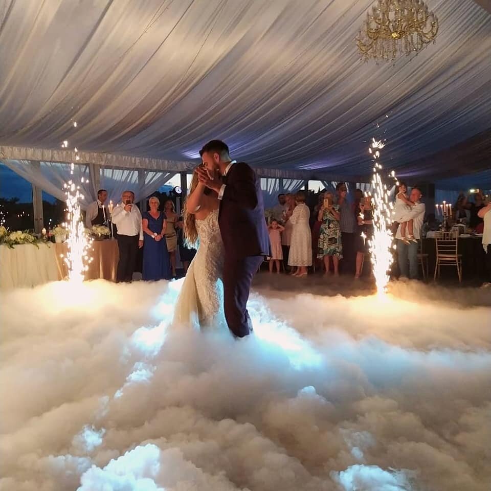 Niski dim i spark fontane prvi ples mladenaca na vjenčanju