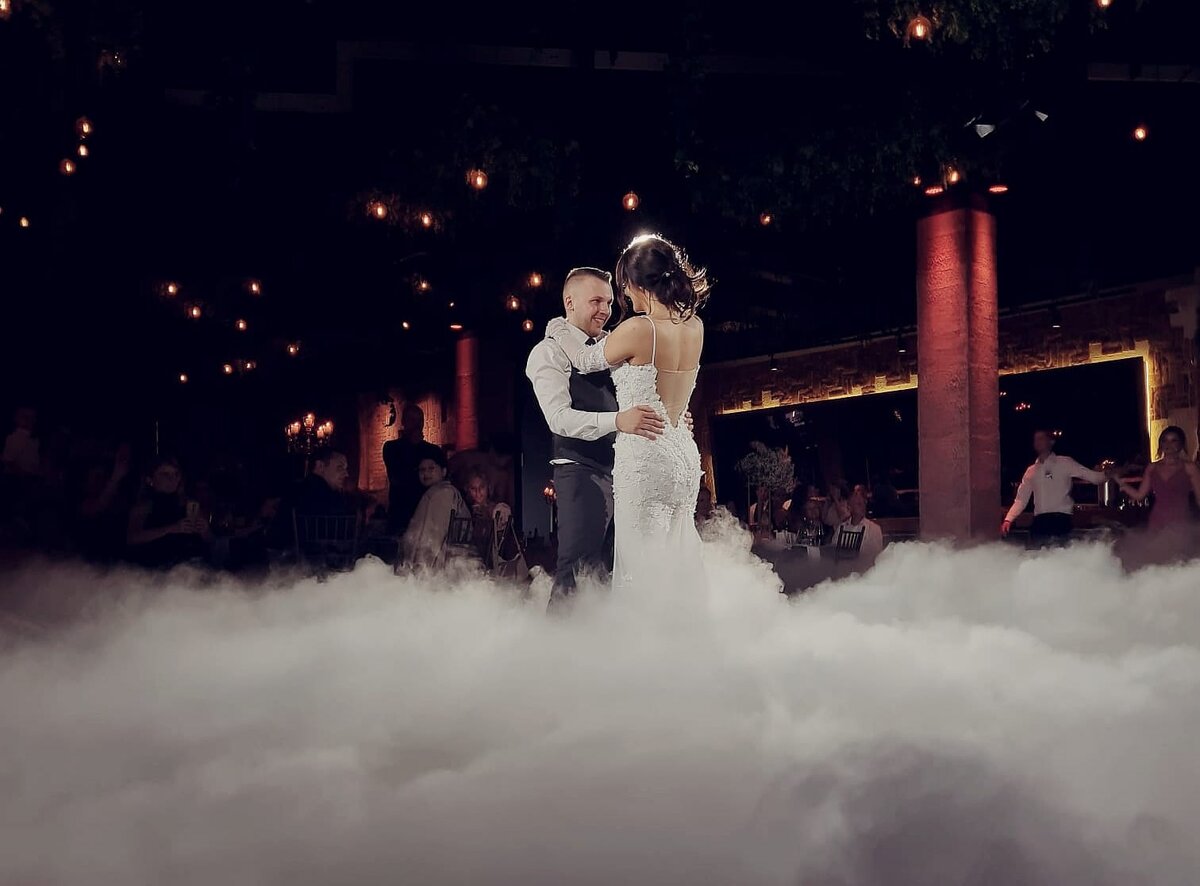 Niski dim prvi ples vintage lampice romantika