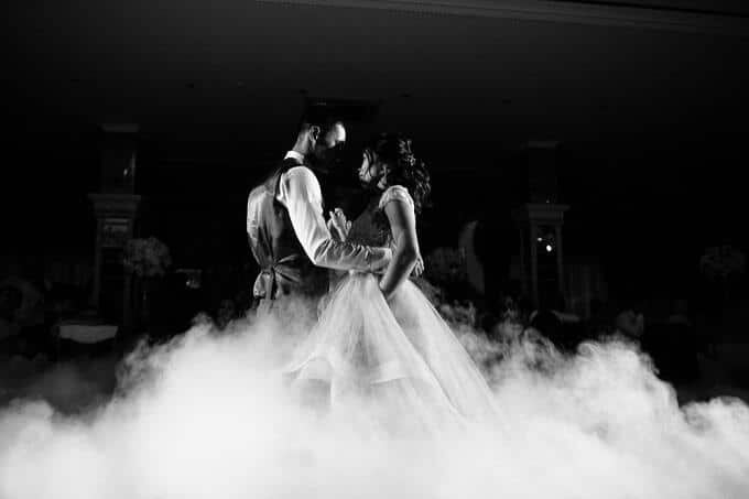 Niski dim prvi ples mladenaca crno bijela fotografija vjenčanje