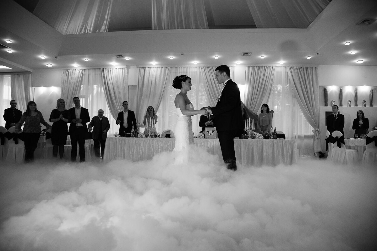 Teški dim suhi led niski dim prvi ples mladenaca svadba rasvjeta