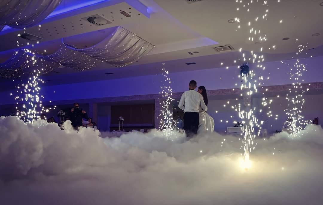 Niski dim spark fontane plava rasvjeta prvi ples