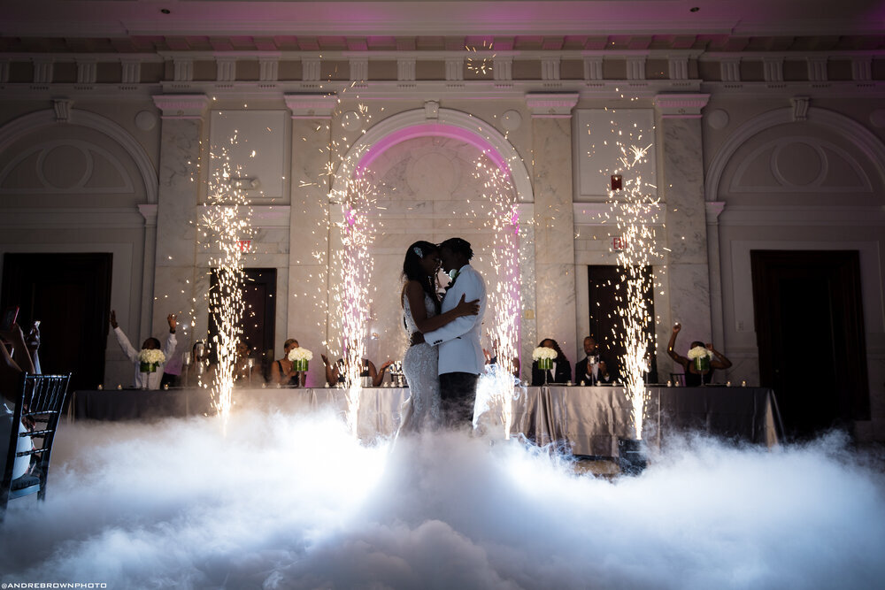 Niski dim spark fontane elegantna sala vjenčanje