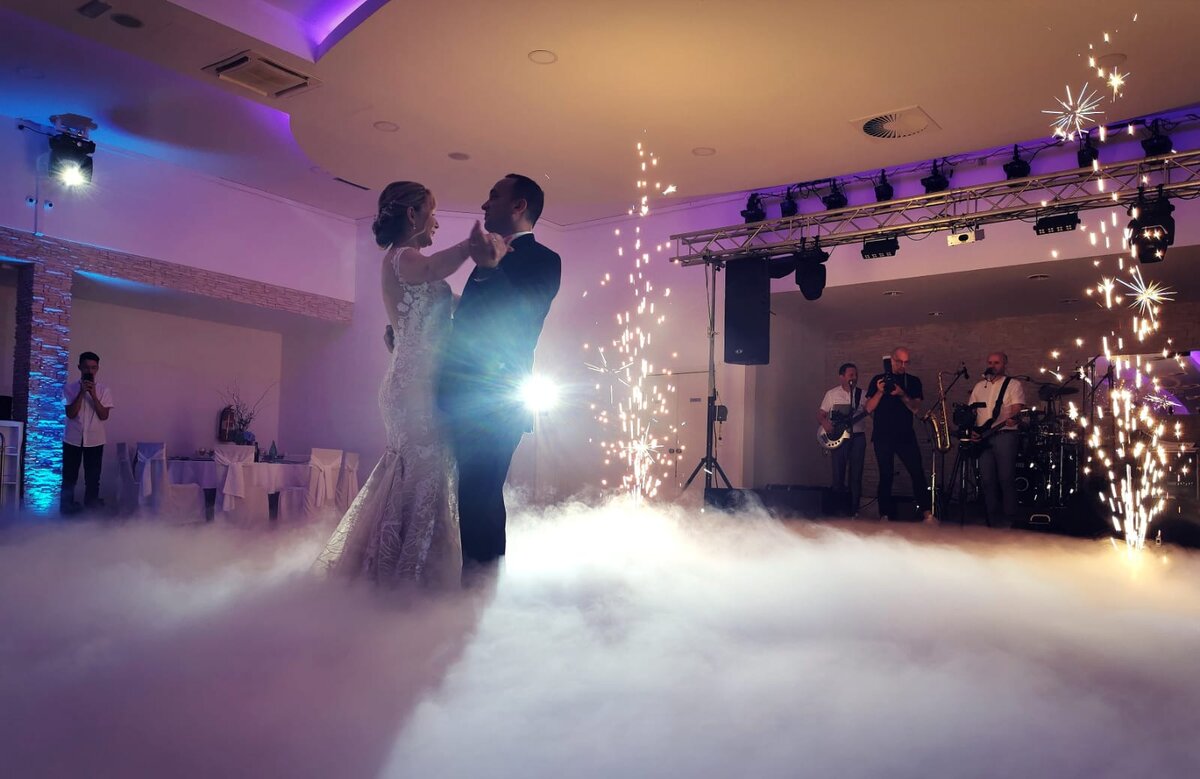 Niski dim spark fontane prvi ples bend svira