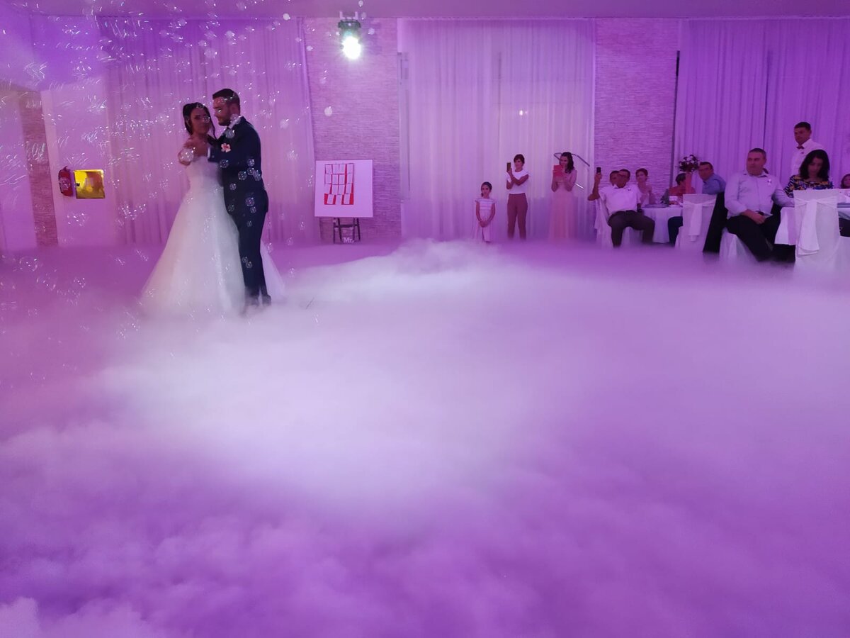 Niski dim balončići roza rasvjeta prvi ples mladenaca