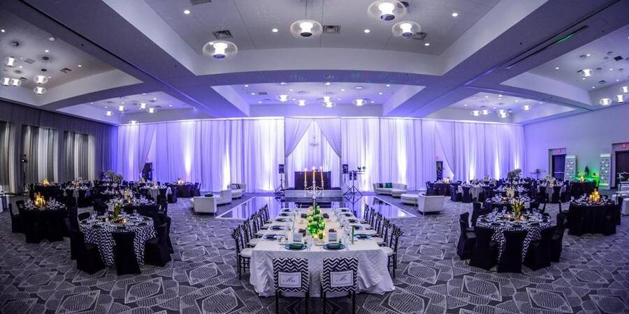 Moderna plava rasvjeta elegantna sala za vjenčanje