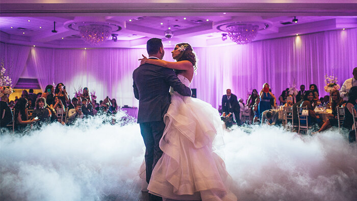 Niski dim i ljubičasta rasvjeta za prvi ples - romantična atmosfera vjenčanje