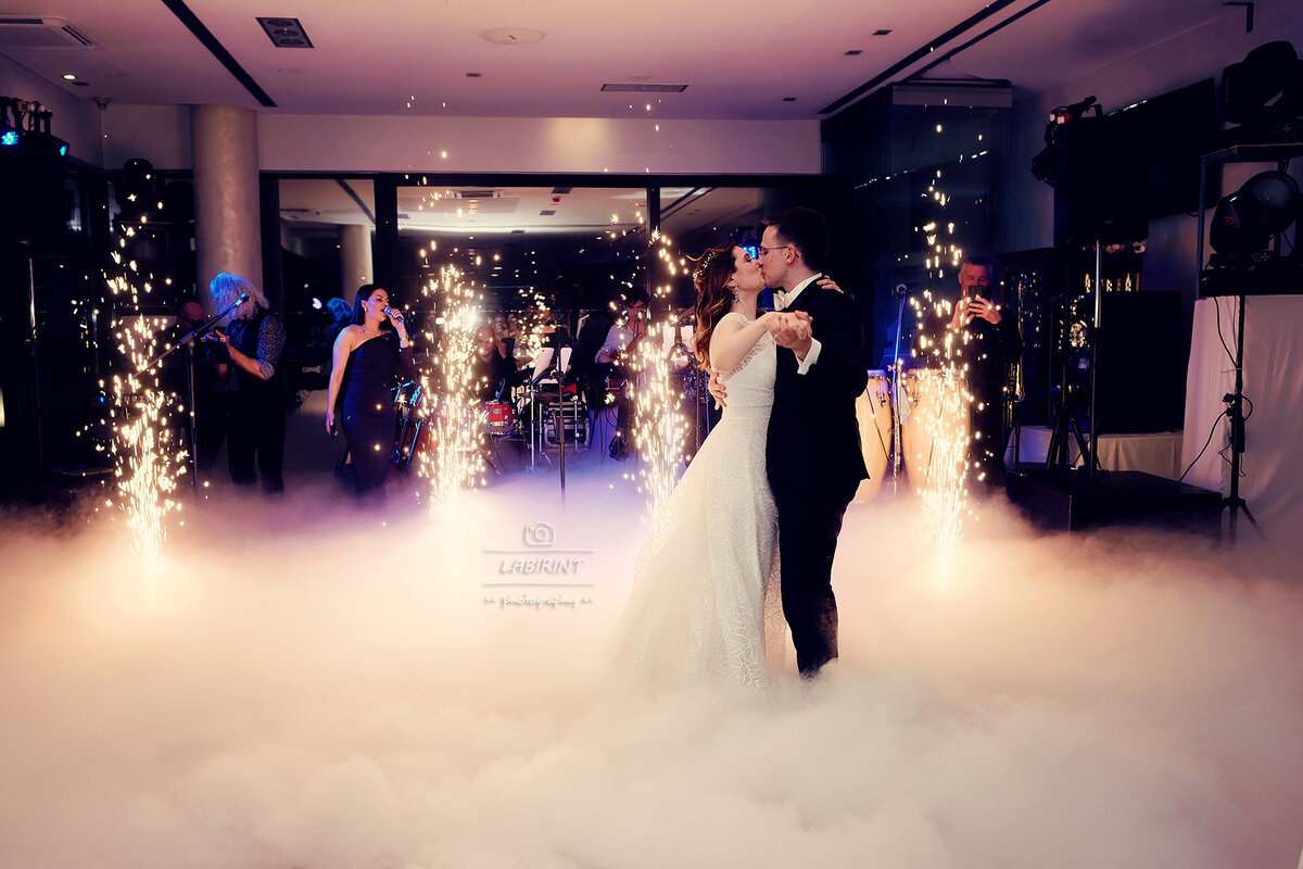 Niski dim i spark fontane za prvi ples mladenaca - specijalni efekti vjenčanje